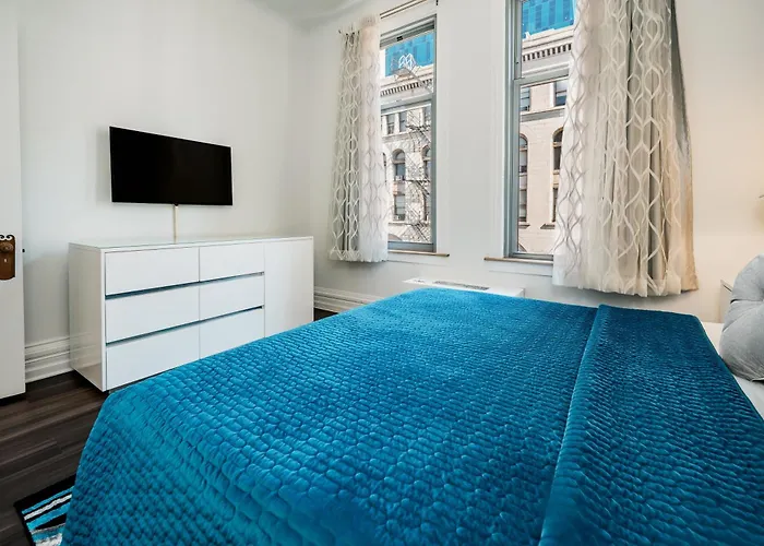 Congress Plaza Hotel 3*