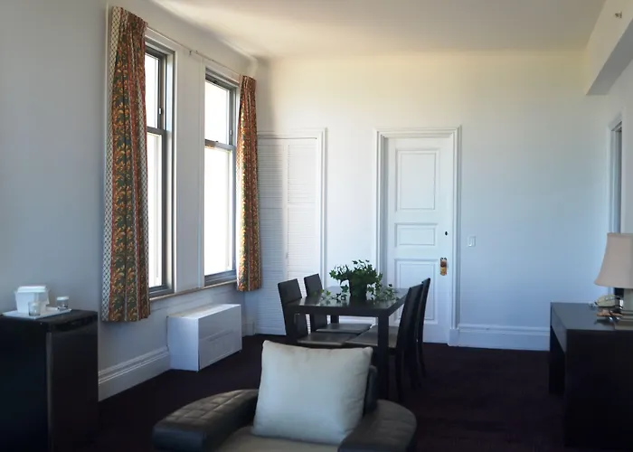 Congress Plaza Hotel 3*